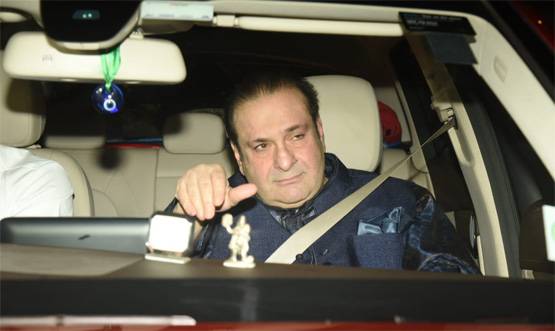 भाई अरमान की मेहंदी सेरेमनी में करिश्मा का ट्रेडिशनल लुक, PHOTOS