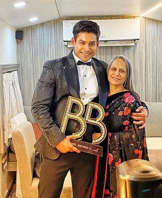 BB ट्रॉफी संग सिद्धार्थ की तस्वीरें वायरल, मां-बहन संग यूं बांटी खुशी