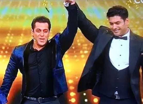 BB ट्रॉफी संग सिद्धार्थ की तस्वीरें वायरल, मां-बहन संग यूं बांटी खुशी