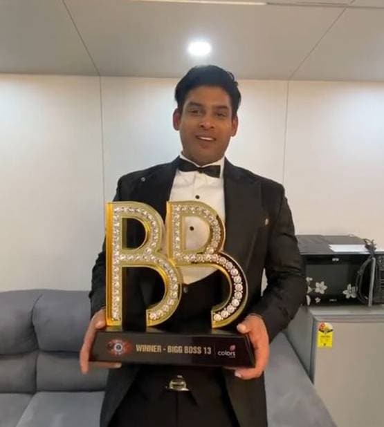 BB ट्रॉफी संग सिद्धार्थ की तस्वीरें वायरल, मां-बहन संग यूं बांटी खुशी