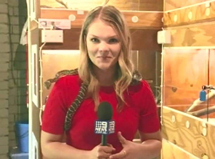 कंधे पर सांप, हाथ में माइक, मह‍िला र‍िपोर्टर के बोलते ही हुआ कुछ ऐसा...