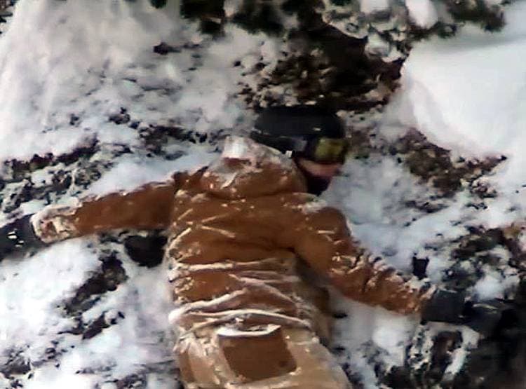 2 घंटे हलक में अटकी रही सांस, बर्फीली पहाड़ी पर लटका रहा युवक