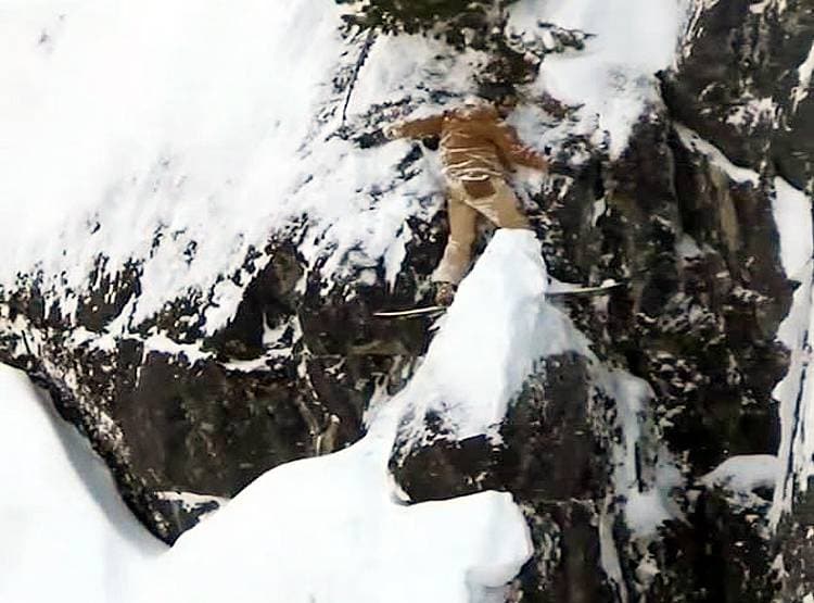 2 घंटे हलक में अटकी रही सांस, बर्फीली पहाड़ी पर लटका रहा युवक