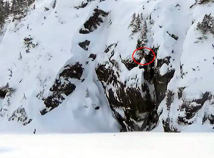 2 घंटे हलक में अटकी रही सांस, बर्फीली पहाड़ी पर लटका रहा युवक