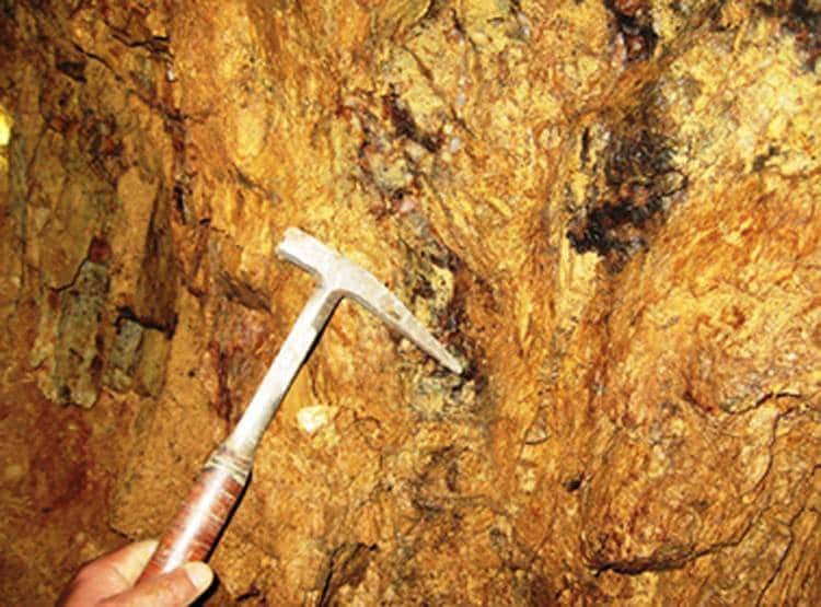 सोनभद्र में सोने का खनन हुआ तो ढह जाएगा कुलदेवता का मंदिर, भड़के लोग