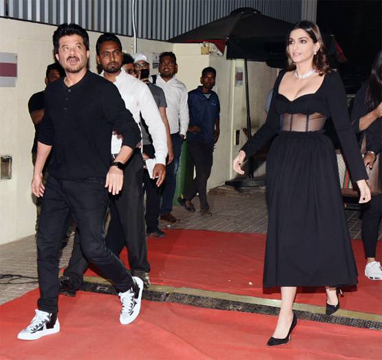 ट्रोल्स के निशाने पर सोनम की ड्रेस, यूजर्स बोले- पापा संग ऐसे कपड़े पहनते हैं?