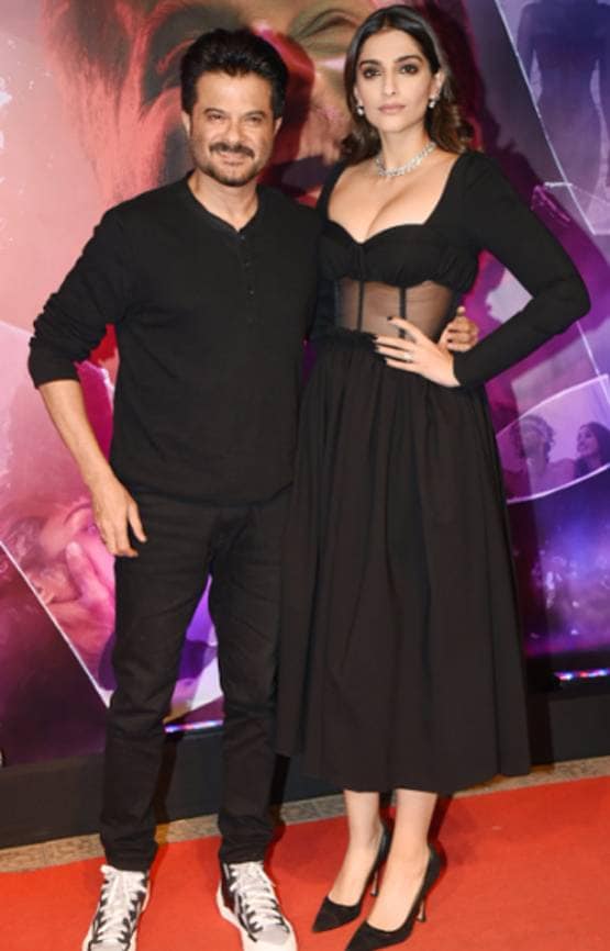 ट्रोल्स के निशाने पर सोनम की ड्रेस, यूजर्स बोले- पापा संग ऐसे कपड़े पहनते हैं?