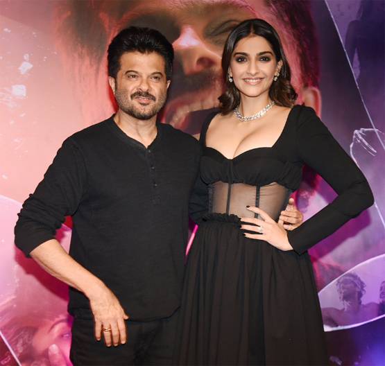 ट्रोल्स के निशाने पर सोनम की ड्रेस, यूजर्स बोले- पापा संग ऐसे कपड़े पहनते हैं?