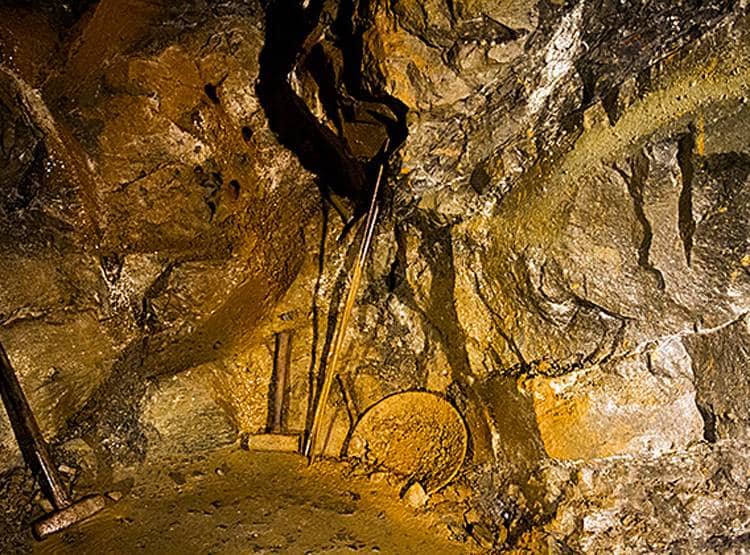 सोनभद्र में मौजूद है ट्रेन से भी लंबी 300 टन की सोने की चट्टान