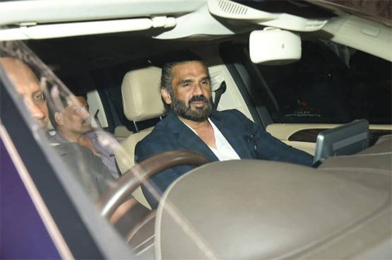 भाई अरमान की मेहंदी सेरेमनी में करिश्मा का ट्रेडिशनल लुक, PHOTOS