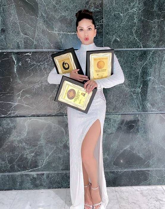 सनी लियोनी को किया गया सम्मानित, नहीं है एक्ट्रेस की खुशी का ठिकाना