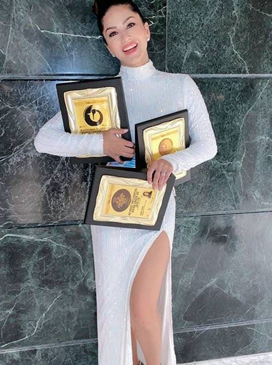 सनी लियोनी को किया गया सम्मानित, नहीं है एक्ट्रेस की खुशी का ठिकाना