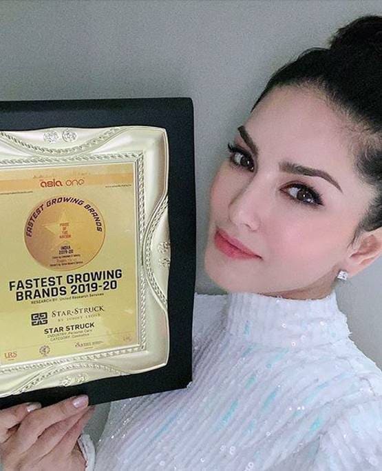 सनी लियोनी को किया गया सम्मानित, नहीं है एक्ट्रेस की खुशी का ठिकाना