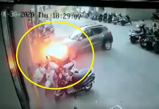 पोल से टक्कर के बाद जल उठा कार का बोनट, ऐसे बची युवक की जान