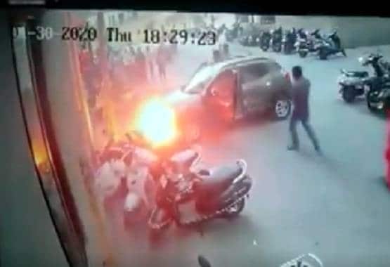 पोल से टक्कर के बाद जल उठा कार का बोनट, ऐसे बची युवक की जान