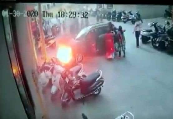 पोल से टक्कर के बाद जल उठा कार का बोनट, ऐसे बची युवक की जान