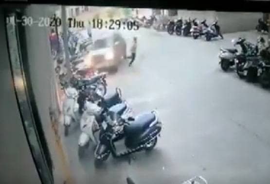 पोल से टक्कर के बाद जल उठा कार का बोनट, ऐसे बची युवक की जान