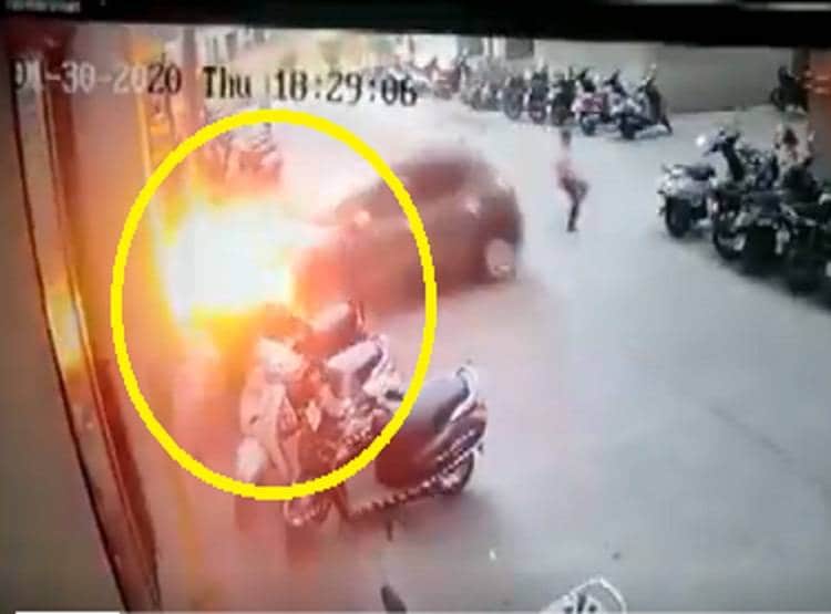 पोल से टक्कर के बाद जल उठा कार का बोनट, ऐसे बची युवक की जान