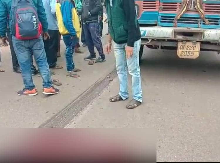 खून से लथपथ युवक मांगते रहे मदद, लोग बनाते रहे वीडियो..