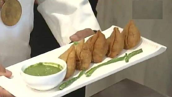 ट्रंप की प्लेट में समोसे पर 'बवाल', सोशल मीडिया पर उठ रहे हैं सवाल