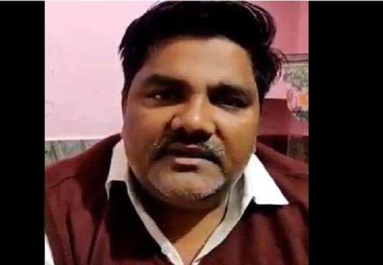 AAP पार्षद ताहिर हुसैन के घर की छत पर पत्थर-गुलेल-पेट्रोल बम, देखें Photos