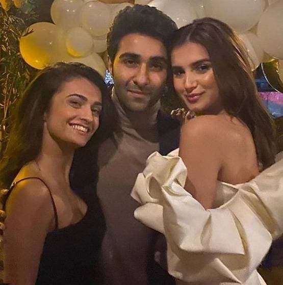 भाई अरमान की मेहंदी सेरेमनी में करिश्मा का ट्रेडिशनल लुक, PHOTOS