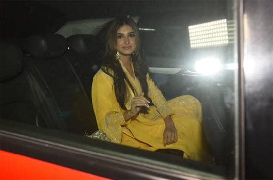 भाई अरमान की मेहंदी सेरेमनी में करिश्मा का ट्रेडिशनल लुक, PHOTOS