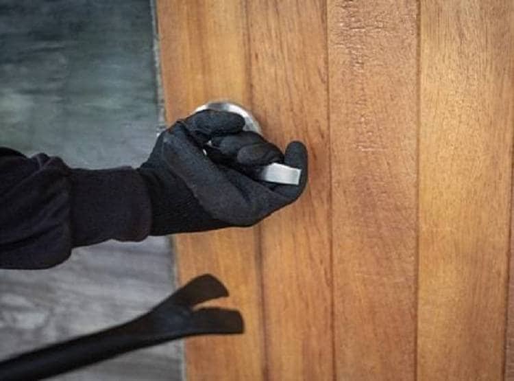 चोरी करने पहुंचा चोर, पता चला कर्नल का है घर तो जागी 'देशभक्ति'