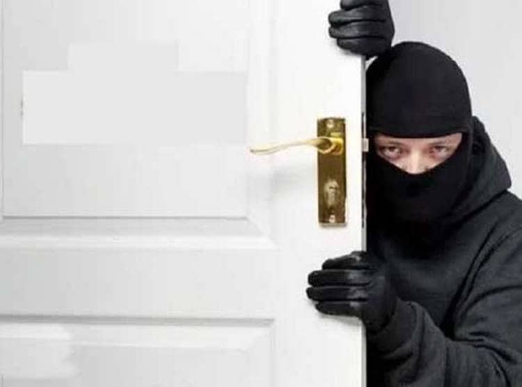 चोरी करने घर में घुसा चोर शराब पीकर सो गया, मालिक आया तो...