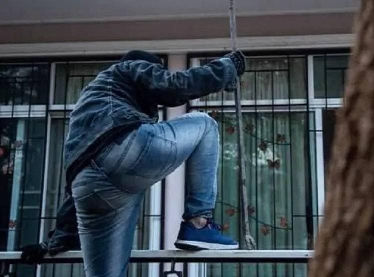 चोरी करने पहुंचा चोर, पता चला कर्नल का है घर तो जागी 'देशभक्ति'