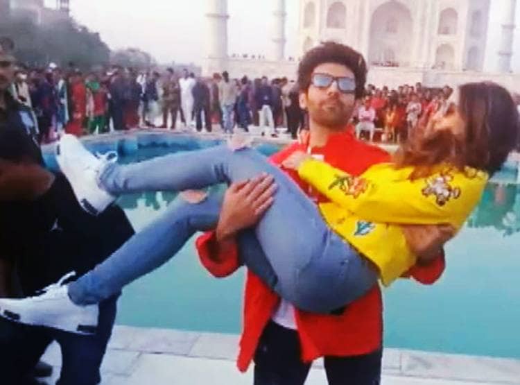 ताजमहल के सामने कार्तिक ने सारा को गोद में उठाया, फैंस संग फोटो