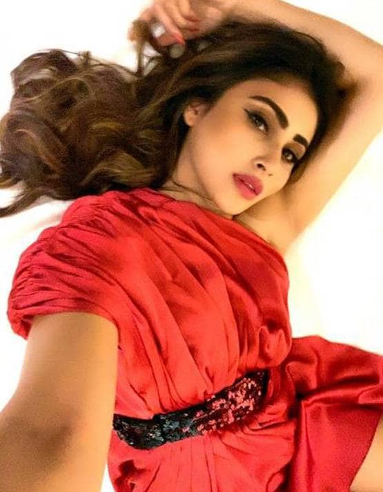 अंडरवाटर स्विमिंग कर मौनी रॉय ने मनाया वेलेंटाइन डे, शेयर किया Video