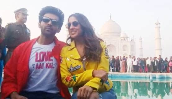 ताजमहल के सामने कार्तिक ने सारा को गोद में उठाया, फैंस संग फोटो