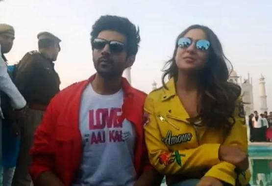 ताजमहल के सामने कार्तिक ने सारा को गोद में उठाया, फैंस संग फोटो