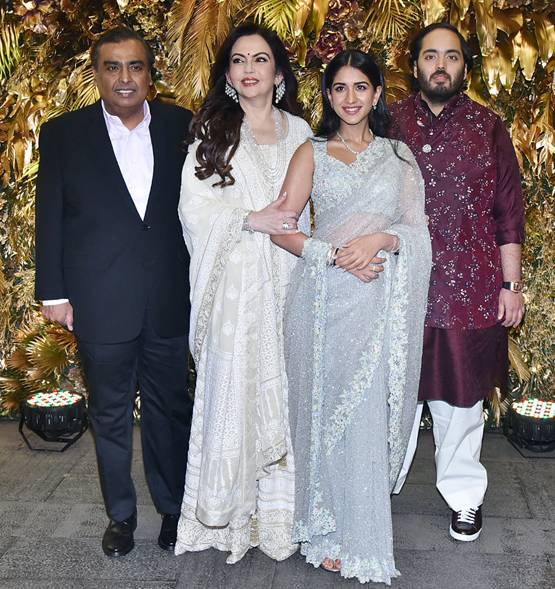 अरमान जैन के रिसेप्शन में बहू श्लोका संग पहुंचा अंबानी परिवार