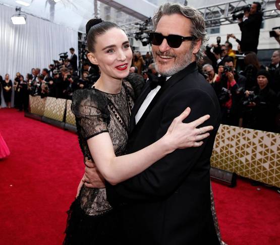 Oscar: मंगेतर का हाथ थामे पहुंचे जोकर स्टार, दिखी रोमांटिक केमिस्ट्री