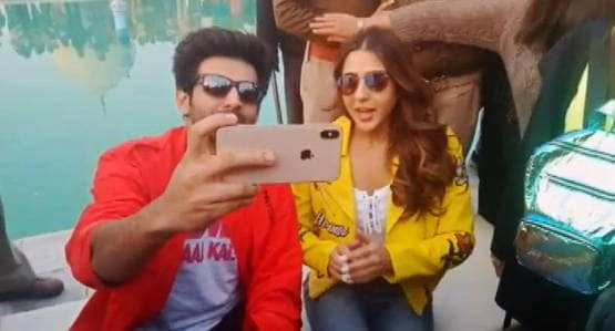 ताजमहल के सामने कार्तिक ने सारा को गोद में उठाया, फैंस संग फोटो