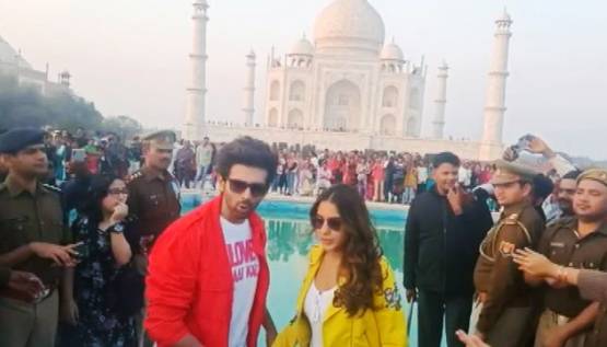 ताजमहल के सामने कार्तिक ने सारा को गोद में उठाया, फैंस संग फोटो