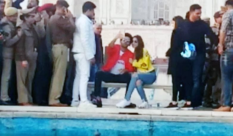 ताजमहल के सामने कार्तिक ने सारा को गोद में उठाया, फैंस संग फोटो