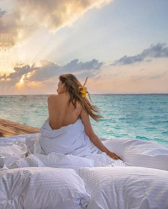 समंदर किनारे मौनी का बोल्ड अंदाज, सनसेट एंजॉय करते हुए तस्वीरें वायरल