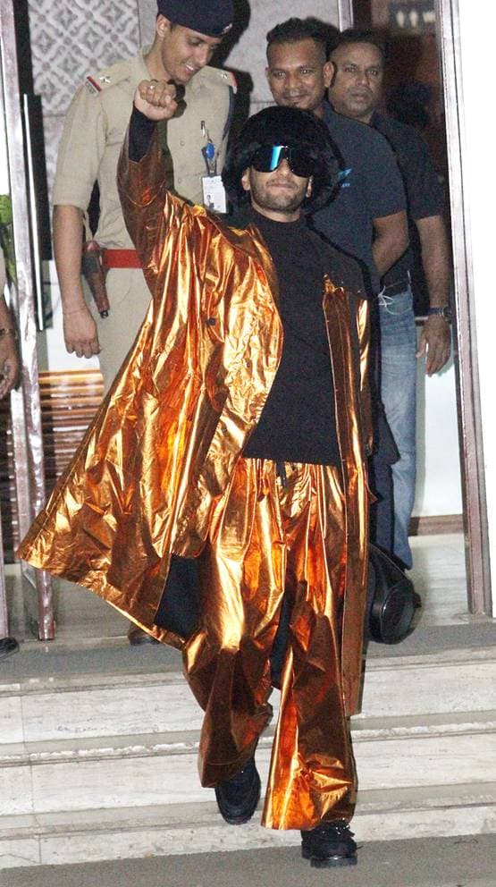 गोल्डन आउटफिट में रणवीर का लुक देख हैरान फैंस, बताया इंडियन लेडी गागा