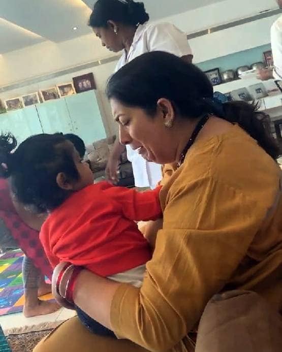 एकता कपूर के बेटे रवि संग स्मृति ईरानी का प्लेटाइम, Photos