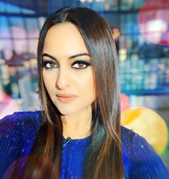 सोनाक्षी ने फोटो शेयर कर लिखा- देखो...मगर प्यार से, लोगों ने किया ट्रोल