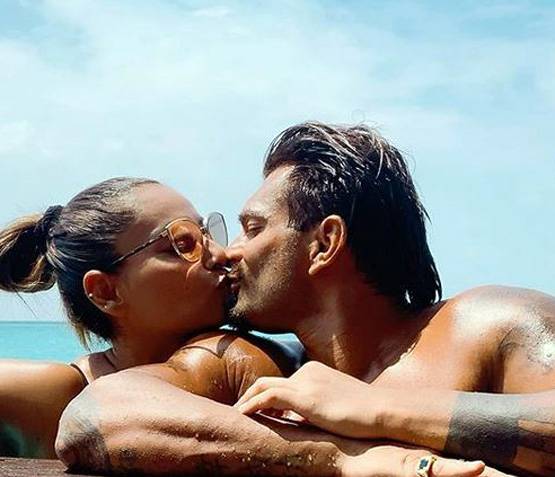 मालदीव हॉलिडे पर रोमांटिक हुए बिपाशा-करण, पूल में किया लिपलॉक