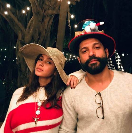 गर्लफ्रेंड शिबानी के परिवार संग डिनर पर पहुंचे फरहान, दिखा स्पेशल बॉन्ड