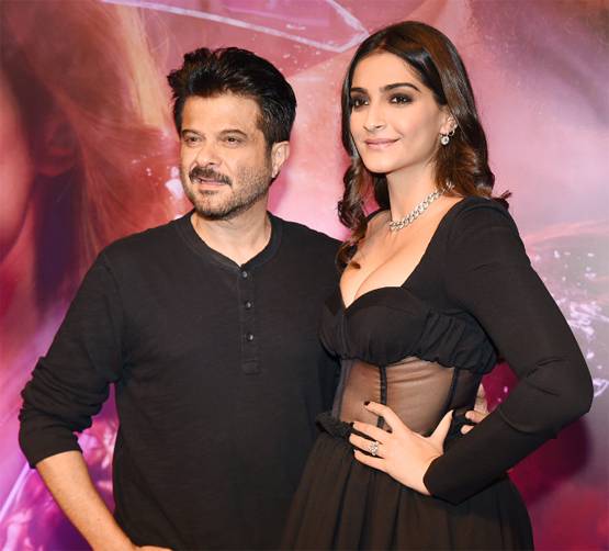 ट्रोल्स के निशाने पर सोनम की ड्रेस, यूजर्स बोले- पापा संग ऐसे कपड़े पहनते हैं?