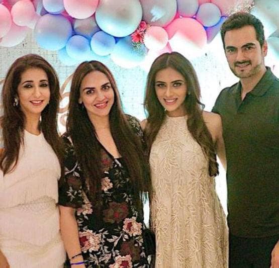 मेरी आशिकी... एक्ट्रेस की बेबी शावर पार्टी, पति संग पहुंचीं ईशा देओल