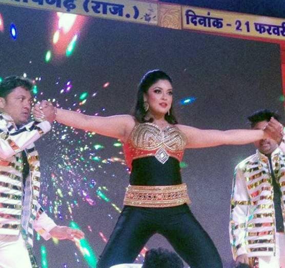 सालों बाद स्टेज पर तनुश्री की वापसी, वायरल एक्ट्रेस की डांस परफॉर्मेंस