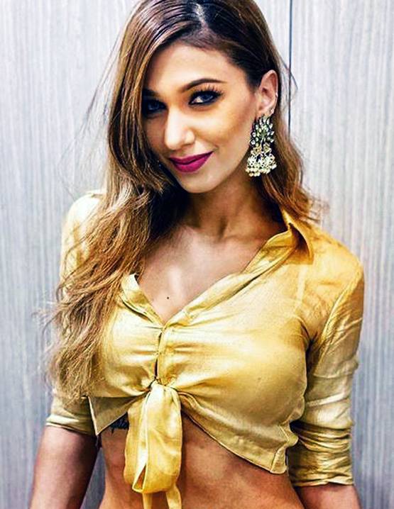 जसलीन मथारू की शॉर्ट पैंट्स पर मचा बवाल, शो में संजना संग हुई कैटफाइट