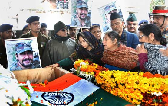 पुलवामा में शहीद पति से किया वादा निभाया, अफसर बनेंगी निकिता